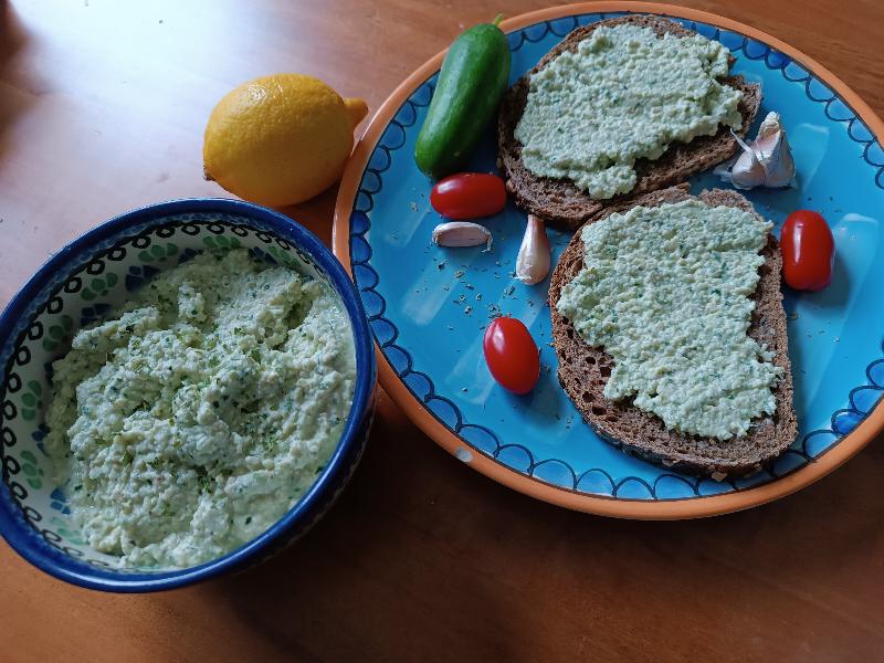 Cucumber salad dip with Cashew nuts